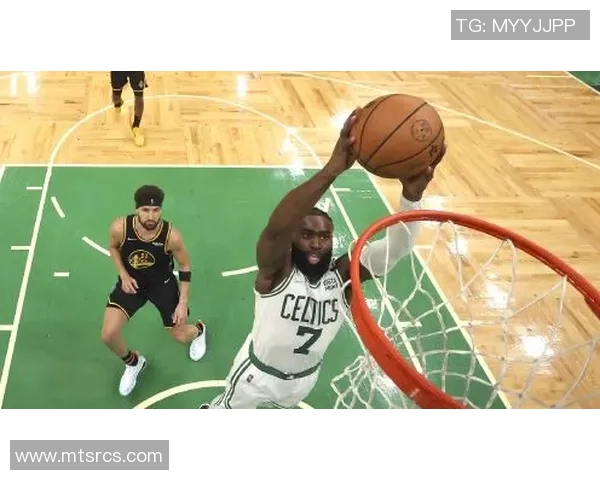 克尼佩尔凭借卓越球智与精准投篮在竞争激烈的篮球场上脱颖而出 克尼佩尔凭借卓越球智与精准投篮在竞争激烈的篮球场上脱颖而出